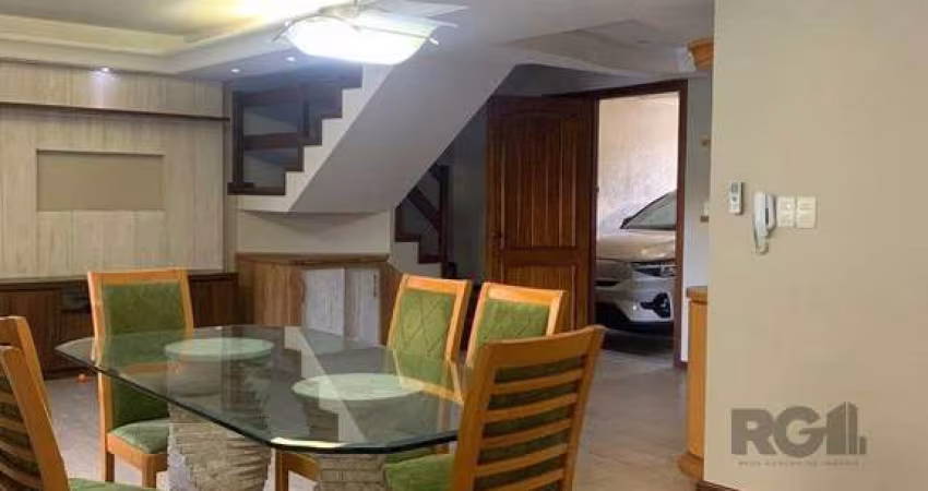 Casa em Condomínio em Cavalhada
