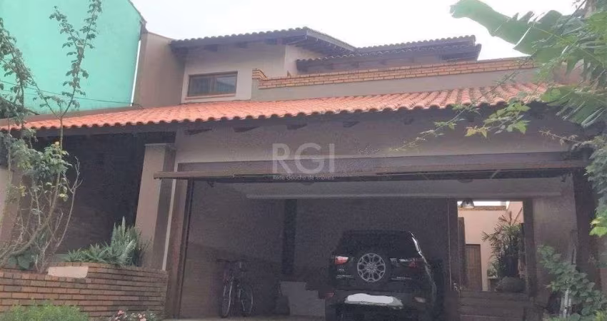 Casa de 270m² - 3 dormitórios, 1 suíte, churrasqueira, pátio e 3 vagas de garagem