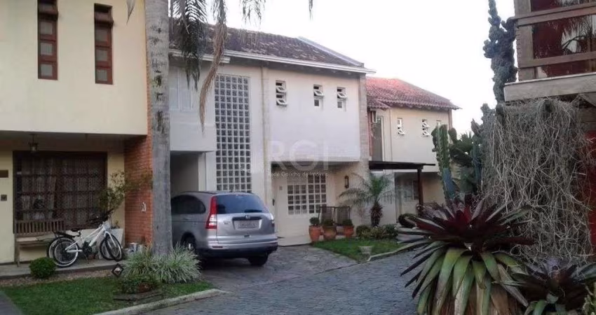 Excelente casa em condominío de 350m² com 03 dormitórios sendo 02 suítes.