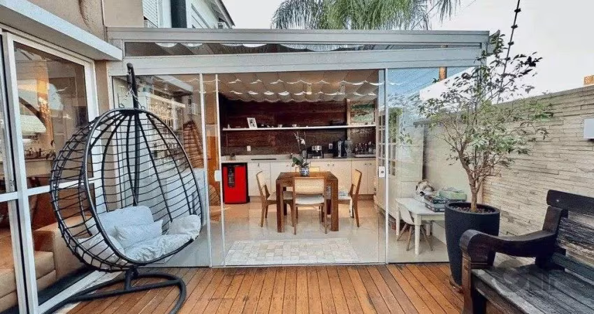 Sobrado em condomínio fechado com 158 m² privativos de conforto e elegância.