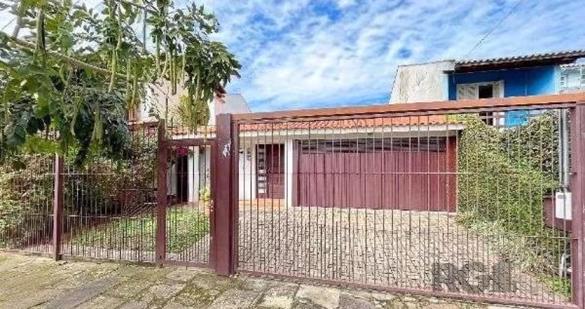 Casa em Porto Alegre, no bairro Guarujá, com 3 dormitório(s), à venda.