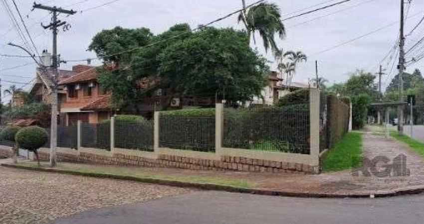 Casa em Porto Alegre, no bairro Ipanema, com 3 dormitório(s), e 3 banheiros, à venda.