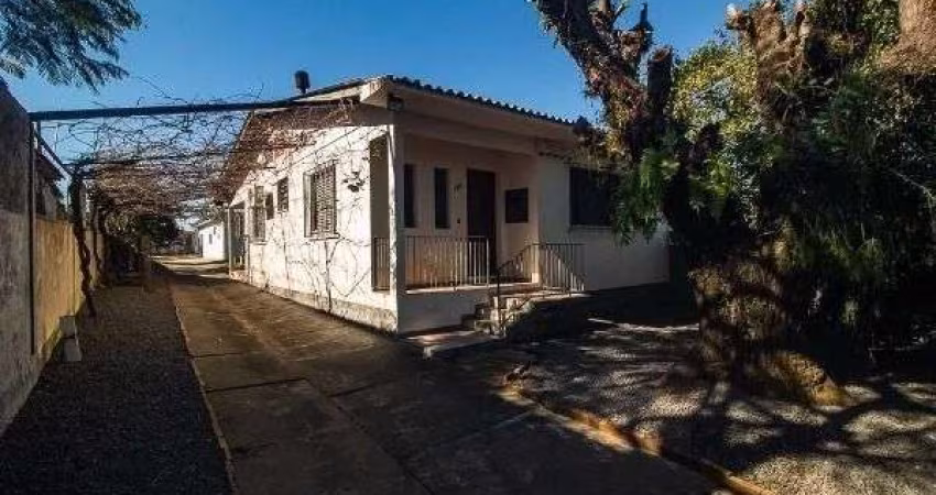 Casa em Porto Alegre, no bairro Vila Nova, com 6 dormitório(s), e 6 banheiros, à venda.