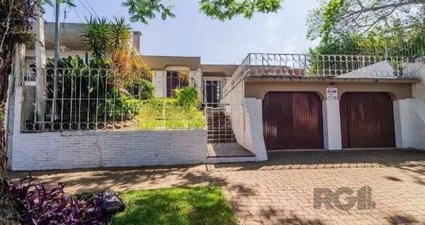 Casa em Porto Alegre, no bairro Vila Assunção, com 3 dormitório(s), e 3 banheiros, à venda.