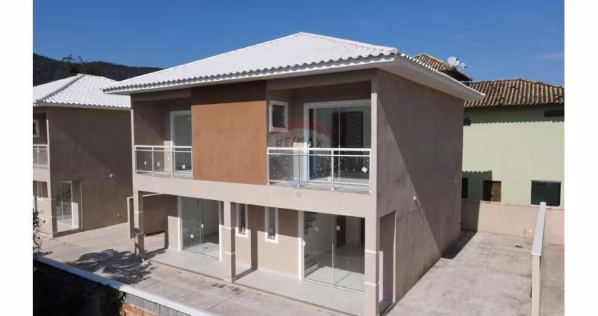 Casa de condominio fechado com dois dormitórios com banheiro no Condado.