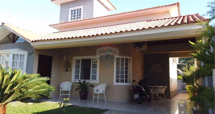 Casa em condomínio fechado com quatro dormitórios .