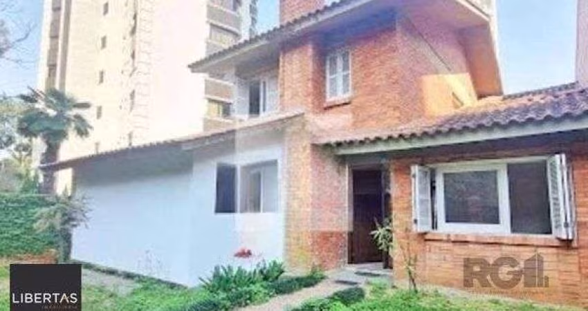 Casa com 4 dormitórios e 2 vagas para alugar