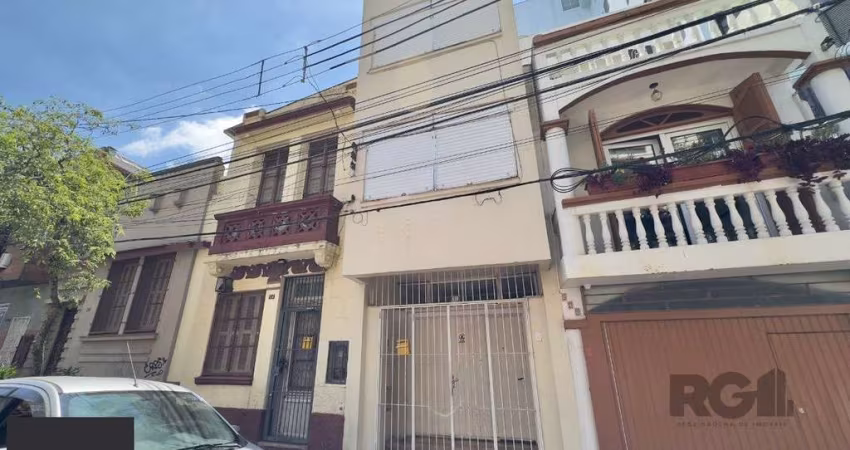 CASA COM 4 DORMITÓRIOS E PÁTIO COM CHURRASQUEIRA NO CENTRO HISTÓRICO