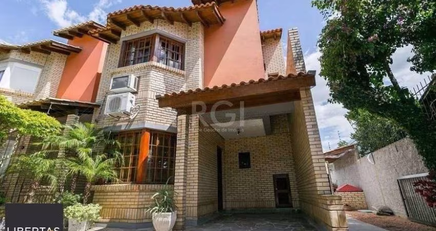 Casa de 147m² - 3 dormitórios, 1 suíte, churrasqueira, pátio com piscina e 3 vag