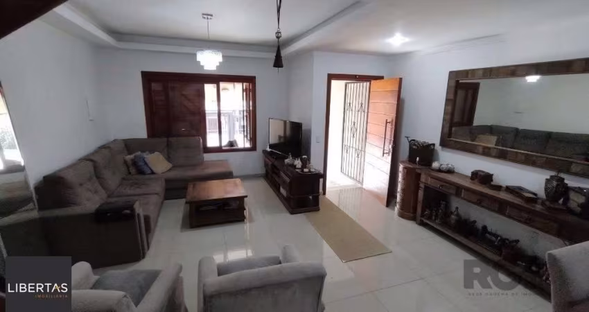Sobrado 3 suites, pátio com piscina, 3 vagas cobertas - Bairro Tristeza