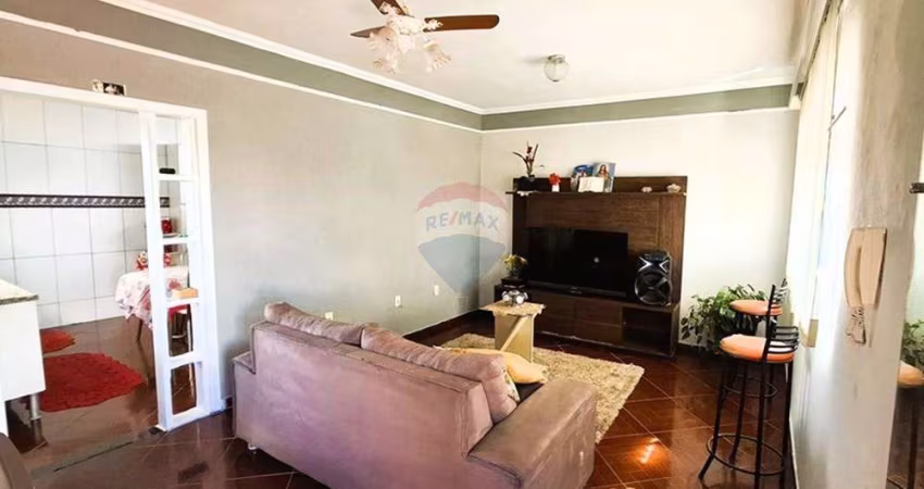 'Casa com salão comercial no Jardim Esplanada: Espaço e Conforto'