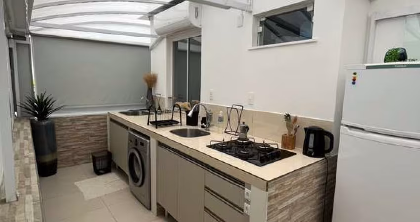 Apartamento mobiliado com ampla sacada e 1 vaga de garagem a 250 metros do mar
