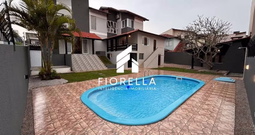 Excelente Casa com 04 dorms, 04 banheiros e 02 vagas de garagens no bairro Jardim Atlântico