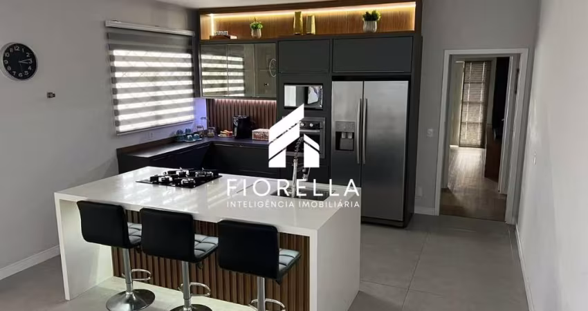 Casa de 3 dormitórios, sendo 2 suítes, 200 m², à venda, no bairro Serraria em São José