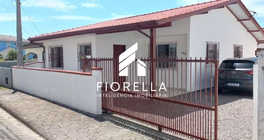 Casa à venda com 03 dormitórios em amplo terreno no bairro Aririú, em Palhoça/SC.