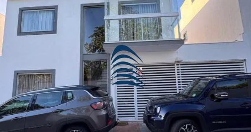 Casa em Cond. Fechado - Miragem  3 suítes, 169m², Móveis planejados, Suíte master com closet e varanda, Lavabo, Sala de estar e jantar amplas, Banheiro soc