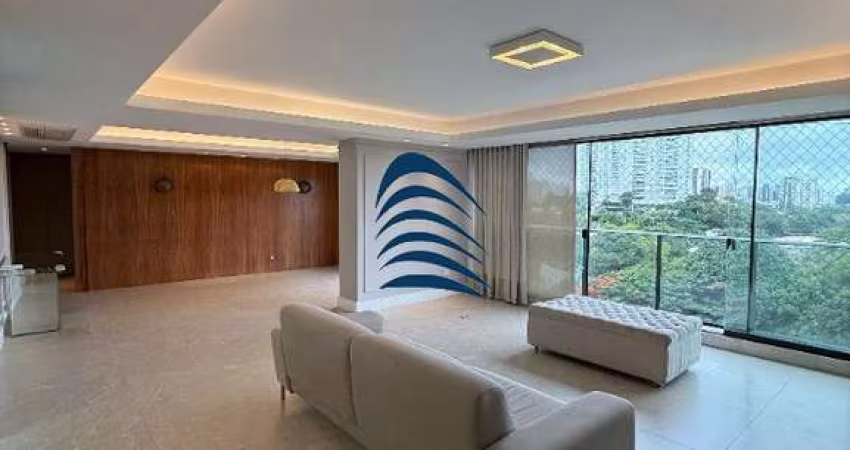 Apartamento incrível com 180m² de área total, fruto da integração de duas unidades em um único andar. São 3 suítes, incluindo uma master com closet, projeto assinado pelo arquiteto Flávio Moura.