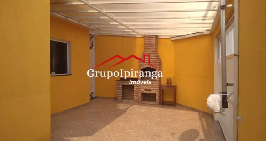 Sobrado com Churrasqueira, semi mobiliado, 2 suítes e 3 vagas de garagem