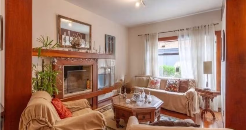 Casa sobrado com 4 dormitórios, 2 suites, 4 vagas com quintal para venda em Moema