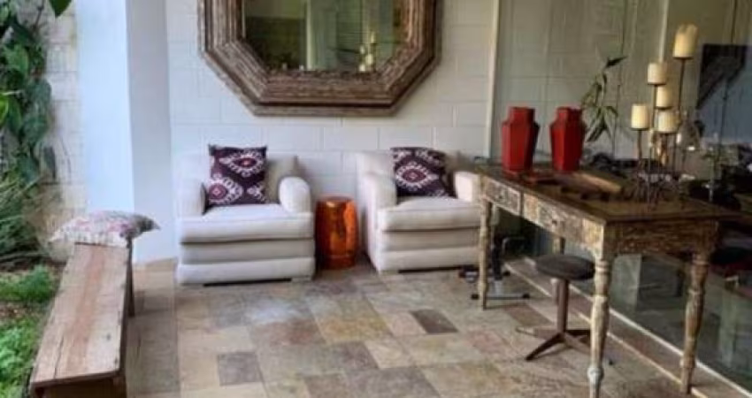 Maravilhosa Casa 340m2 com Piscina no Campo Belo