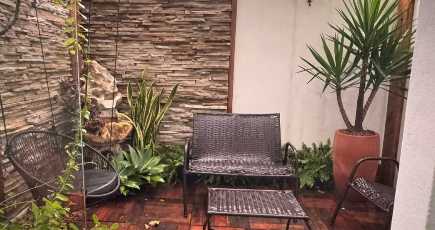 Casa em condomínio fechado - Jardim Sandra, com 03 dormitórios