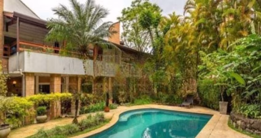 Casa em Condomínio Alto Padrão 04 Suítes - 1100m2 - Vila Cordeiro