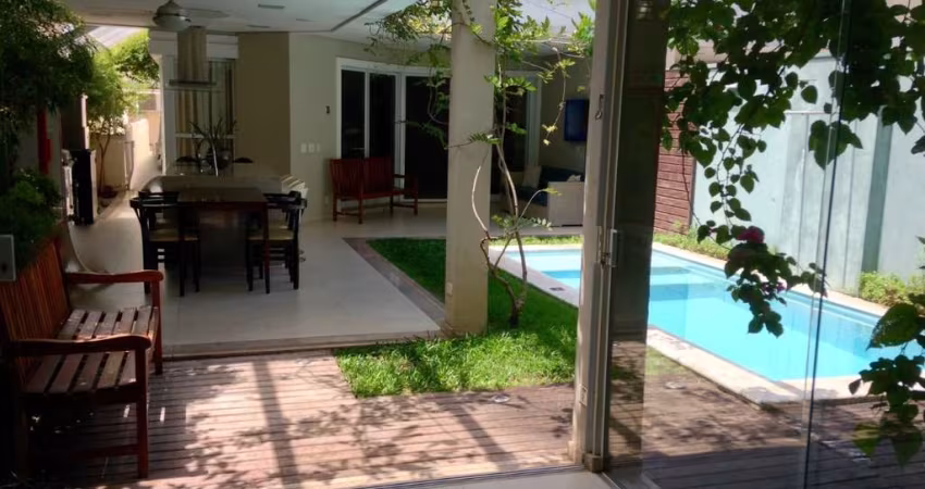 Casa em Condomínio com 4 Suítes à Venda em SP