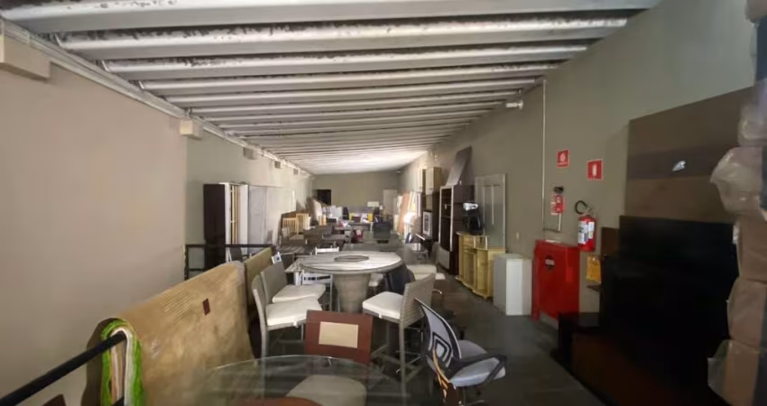 Predio de 5 pavimentos totalizando 1100 m²  com 4 banheiros. ideal para comercio de rua.  frente de 10 metros totalmente espaçoso.