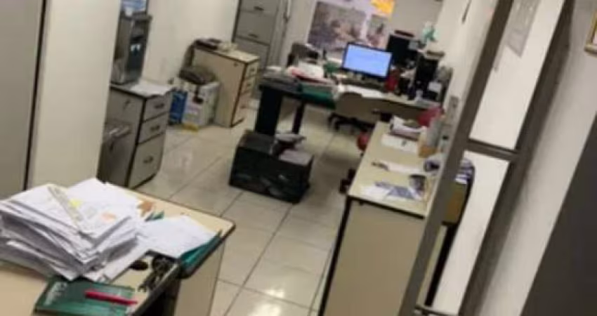 Galpão no Ipiranga com 252m², 3 banheiros.