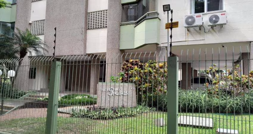 Cobertura mobiliada, com 02 dormitórios, sala, cozinha, banheiro, lavabo, área de serviços, terraço com piscina, churrasqueira , 4 Split e um box de estacionamento escriturado.