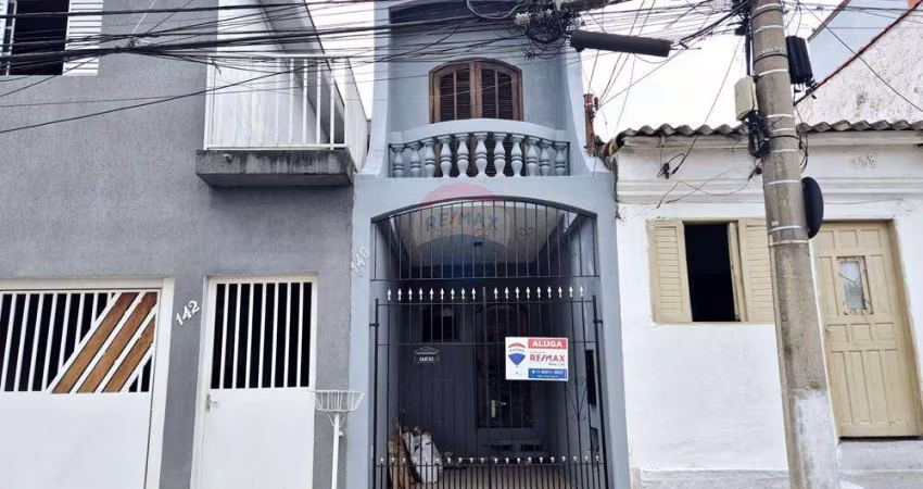 Casa para Alugar no Centro de Mogi: 2 Suítes, quintal e garagem