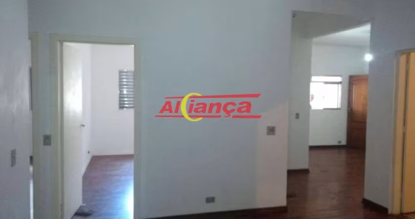 Casa para alugar com 3 quartos sendo 2 suítes e 5 vagas de garagem, Jd. São João  - Por R$ 2.500,00