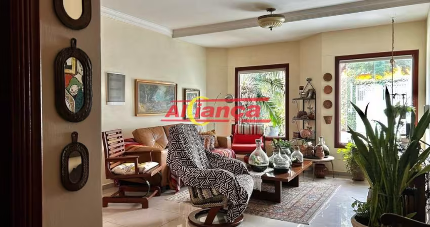 Sobrado com 3 suítes, sala 2 ambientes, sótão aproveitado, churrasqueira, garagem para 6 carros.