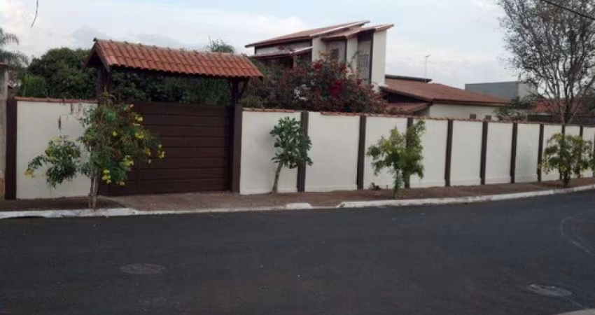 Chácara em condomínio fechado, localizada no Bairro Ouro Branco