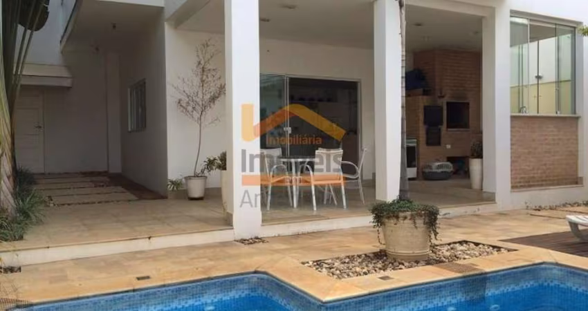 Excelente oportunidade! Casa em condomínio no Iate Clube de Americana-SP: 3 quartos, 3 suítes, 3 salas, 5 banheiros, 4 vagas, 300m². Venha conferir!