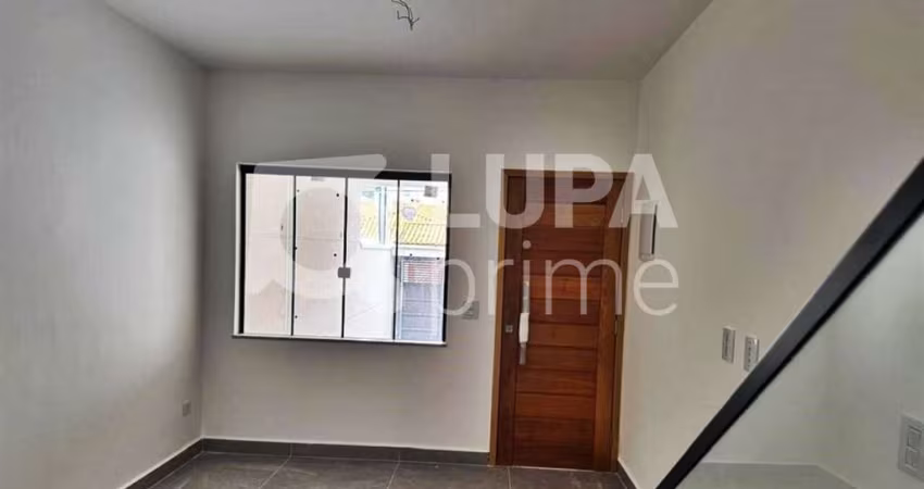 CASA COM 3 QUARTOS E 2 VAGAS DE GARAGEM À VENDA NA VILA ISOLINA MAZZEI
