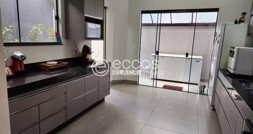 Casa em condomínio à venda, 3 quartos, 3 suítes, 2 vagas, Laranjeiras - Uberlândia/MG