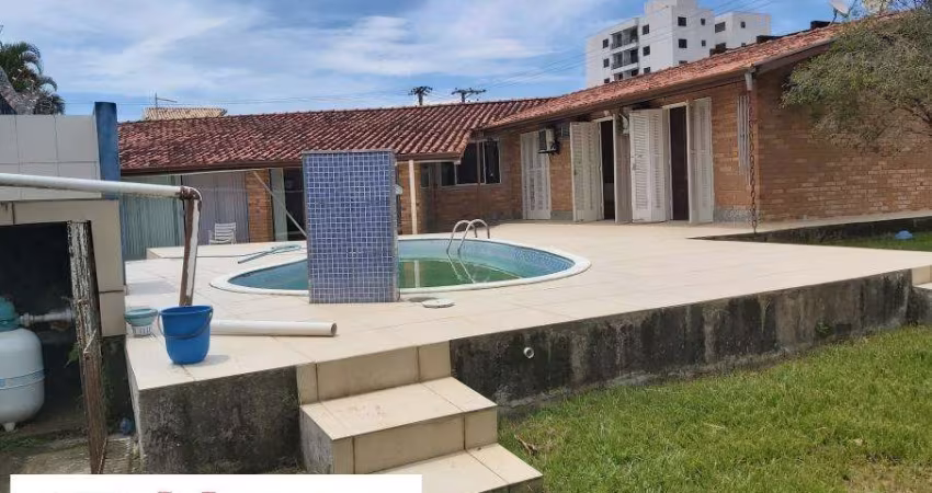 Casa com amplo terreno, de esquina, com piscina - Martim de sá