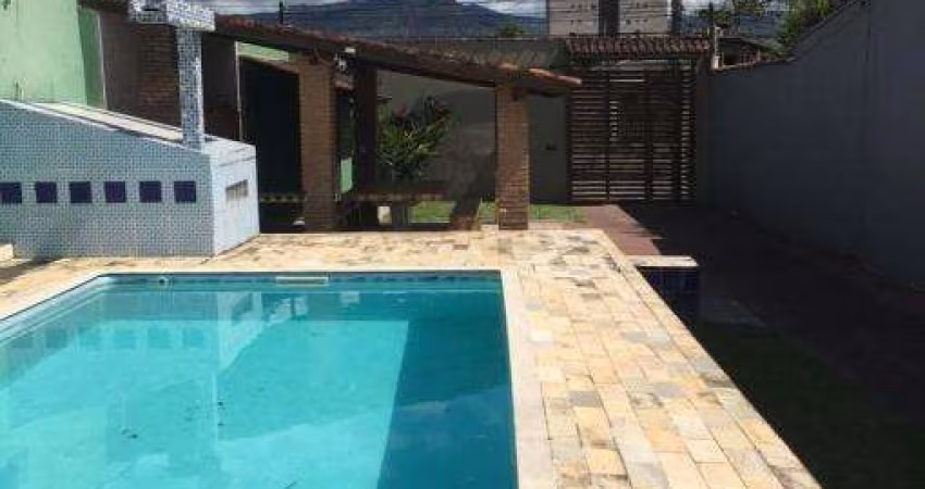 Casa tipo edícula, com piscina e espaço gourmet, perto do mar.