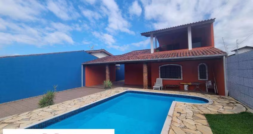 Casa com 3 dormitórios, sendo 2 suítes-piscina e espaço gourmet