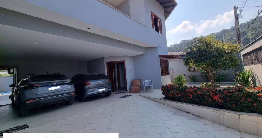 Sobrado médio padrão, com piscina - Jd. Califórnia