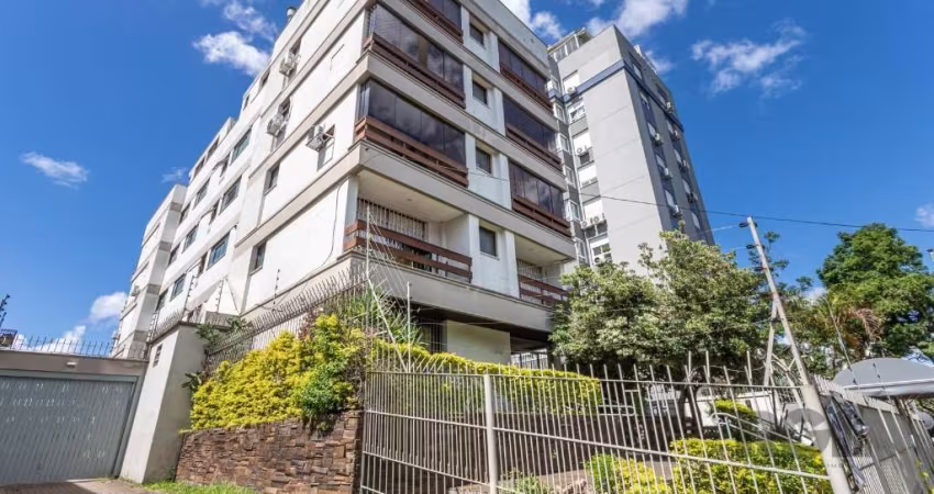 Ótima e ampla cobertura duplex no bairro Petrópolis, próximo da Av. Protásio Alves, fundos, com 261m² privativos, de 3 dormitórios e 2 vagas. Possui no andar inferior: sala ampla para 2 ambientes, 3 d