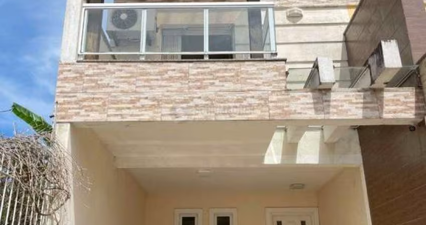 Bela casa três dormitórios localizada nos altos do bairro Guarujá