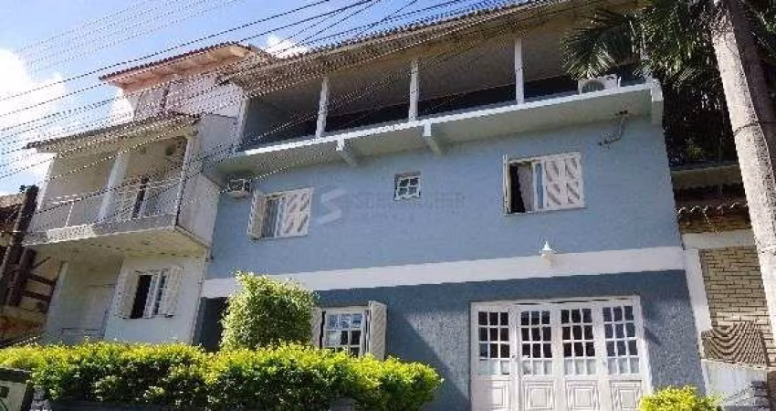 Casa Condominio para Venda - 235m², 3 dormitórios, sendo 1 suites, 2 vagas - Guarujá