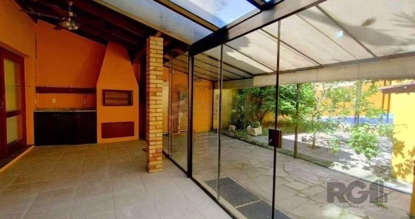 Casa de 3 dormitórios no bairro Ipanema