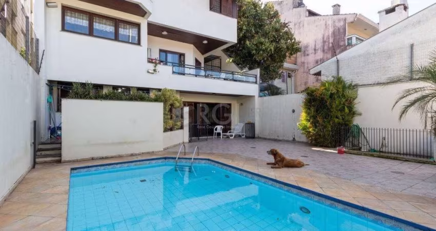 Casa para Venda - 352m², 4 dormitórios, sendo 2 suites, 4 vagas - Petrópolis