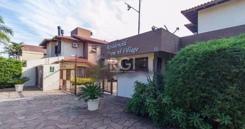 Excelente casa em condomínio com três (3) dormitórios, uma (1) suíte, duas (2) vagas de garagem próximo  ao Barra Shopping , no bairro  Cristal em Porto Alegre.
