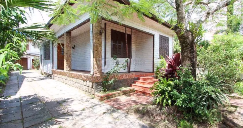 Casa mista com 4 dormitórios, 2 banheiros, 1 lavabo e 3 vagas a uma quadra da Av. Guaíba