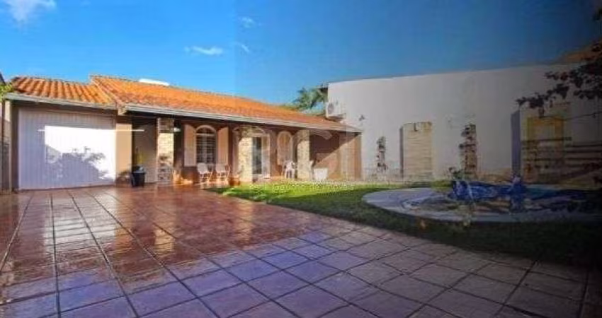 Casa para Venda - 374m², 4 dormitórios, sendo 1 suites, 3 vagas - Guarujá