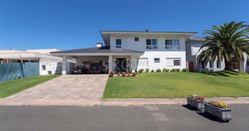 casa no Condomínio Terra Ville com 5 suítes, sendo duas suítes master, duas suítes americanas e uma suíte térrea.